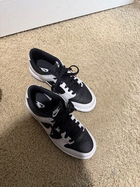 Nike big boys Black & White Low-Top Sneakers